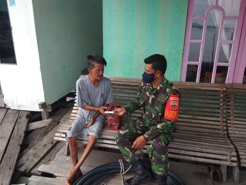 Di Perbatasan Pulau Terluar, Babinsa Koramil 06/Serasan Berbagi Tali Asih Kepada Warga . Di Perbatasan Pulau Terluar, Babinsa Koramil 06/Serasan Berbagi Tali Asih Kepada Warga .