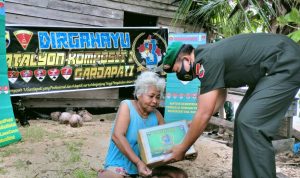 HUT Batalyon Komposit 1/GP, Danyon Bagi Sembako ke Warga HUT Batalyon Komposit 1/GP, Danyon Bagi Sembako ke Warga