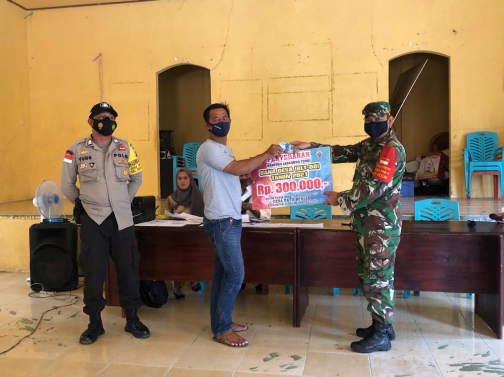 Babinsa Koramil 06/Serasan Praka Dodi Syahputra Turut Dampingi Penyaluran Bantuan BLT DD Babinsa Koramil 06/Serasan Praka Dodi Syahputra Turut Dampingi Penyaluran Bantuan BLT DD