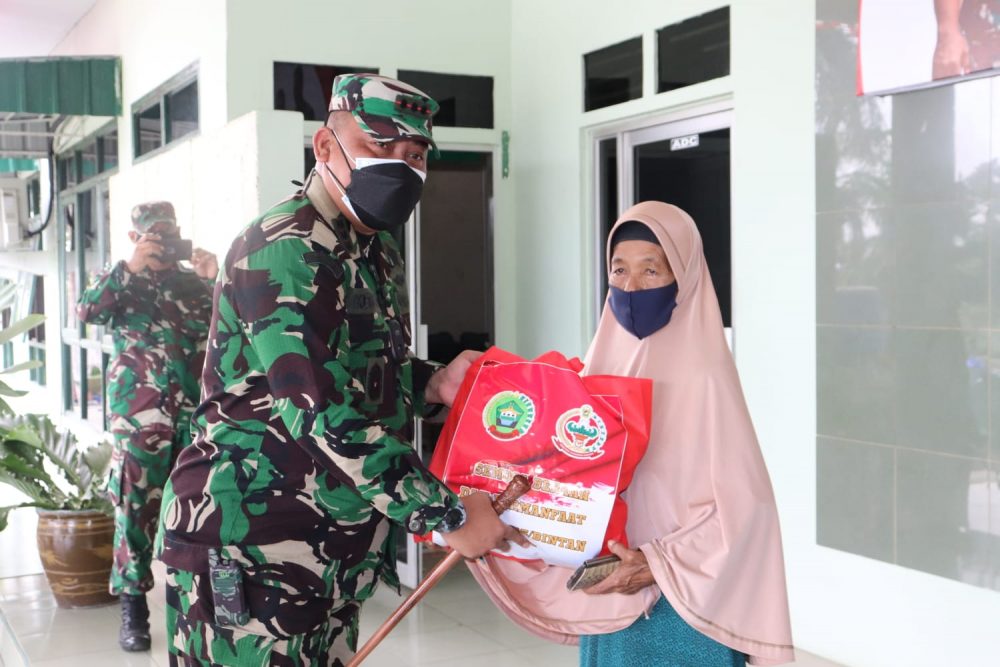 Sebanyak 1.450 Paket Sembako di Salurkan Kodim 0315/Bintan Kepada Warga Terdampak Covid-19