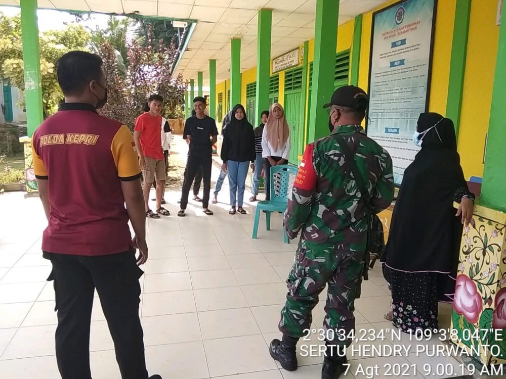 Babinsa Koramil 06/Serasan Himbau Panitia Upacara HUT RI Ke-76 Mendatang Patuhui Prokes Babinsa Koramil 06/Serasan Himbau Panitia Upacara HUT RI Ke-76 Mendatang Patuhui Prokes