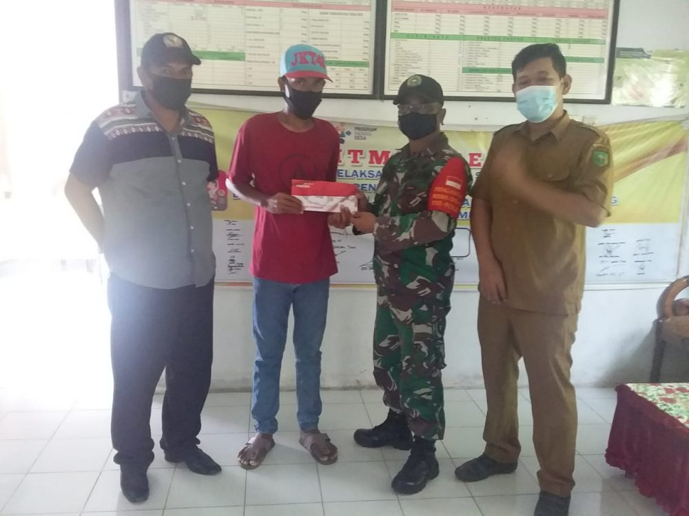 Babinsa Yusrial Chaniago Dampingi Staf Desa dan TKSK Serahkan KST