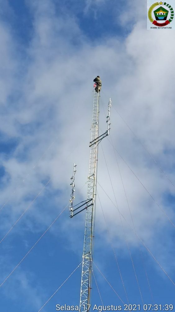 Peringati HUT RI Ke-76, Koramil 05/Midai Kibarkan Bendera di Puncak Tower Setinggi 50 Meter Peringati HUT RI Ke-76, Koramil 05/Midai Kibarkan Bendera di Puncak Tower Setinggi 50 Meter