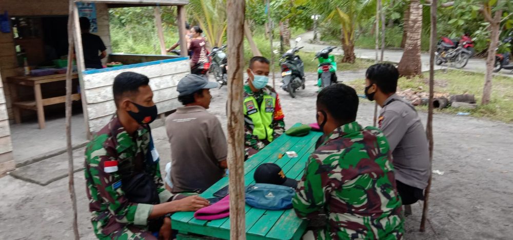Jalin Kemanunggalan Bersama Rakyat, Babinsa Koramil 06/Serasan Pos Subi Besar Komsos