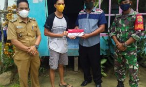 Babinsa Sertu Hendry Turut Dampingi Kades dan TKSK Serahkan KST Kepada Warga