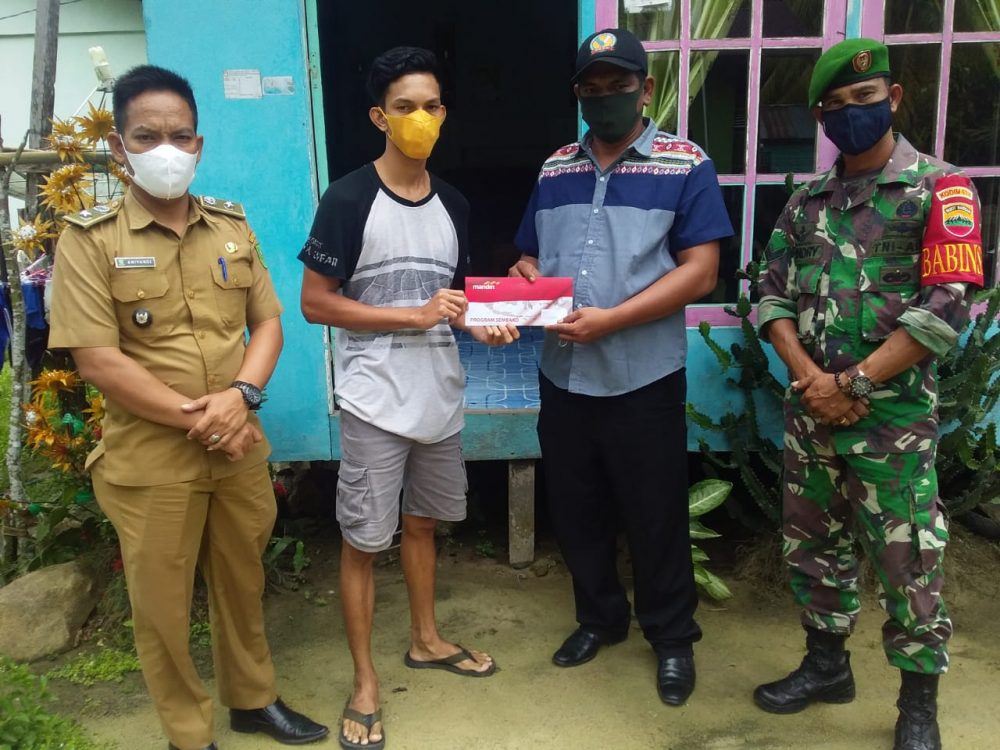 Babinsa Sertu Hendry Turut Dampingi Kades dan TKSK Serahkan KST Kepada Warga