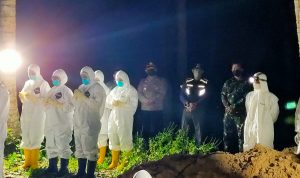 Personil Koramil 05/Midai Turut Amankan Proses Pemakaman Jenazah Covid-19