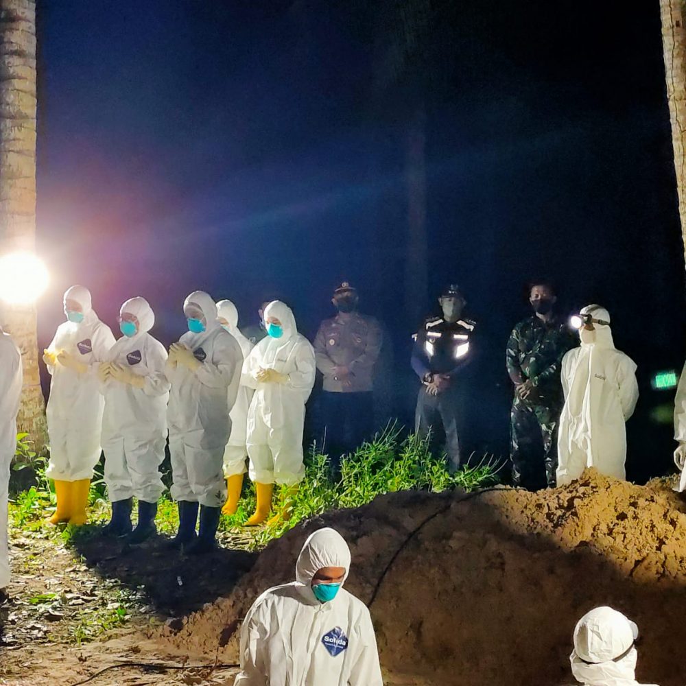 Personil Koramil 05/Midai Turut Amankan Proses Pemakaman Jenazah Covid-19