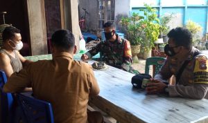 Babinsa Sertu Hendry Bersama Nakes PKM Serasan Sosialisasikan Vaksinasi Tahap 2