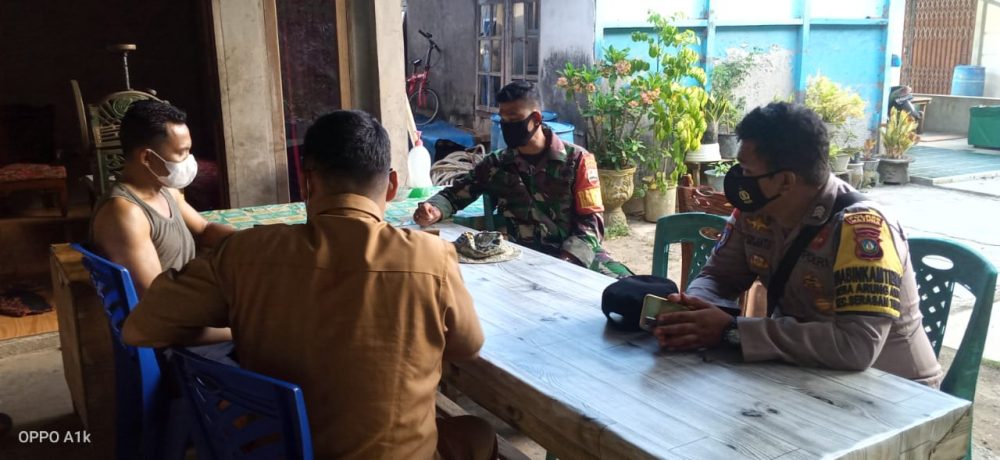 Babinsa Sertu Hendry Bersama Nakes PKM Serasan Sosialisasikan Vaksinasi Tahap 2