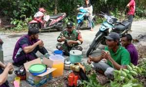 Salut! Babinsa Sertu Saroji Turut Goro Bersama Warga Bersihkan Badan Jalan