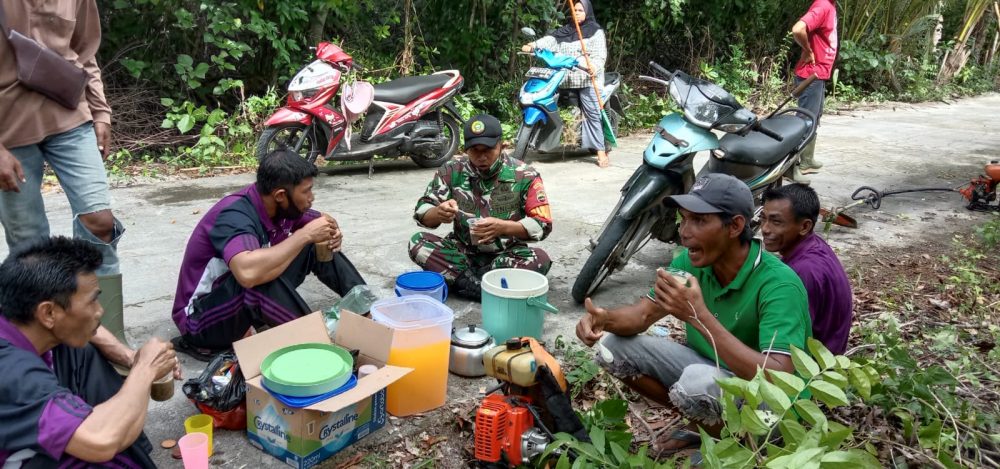 Salut! Babinsa Sertu Saroji Turut Goro Bersama Warga Bersihkan Badan Jalan