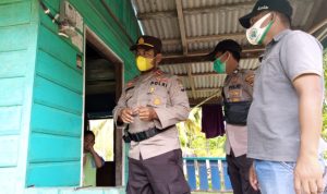 Polsek Pulau Laut Pasang Stiker Rumah Warga Yang Sedang Isoman Covid-19