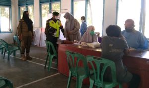 Lagi, Babinsa Koramil 03/Sedanau Lakukan Pengamanan Proses Vaksinasi