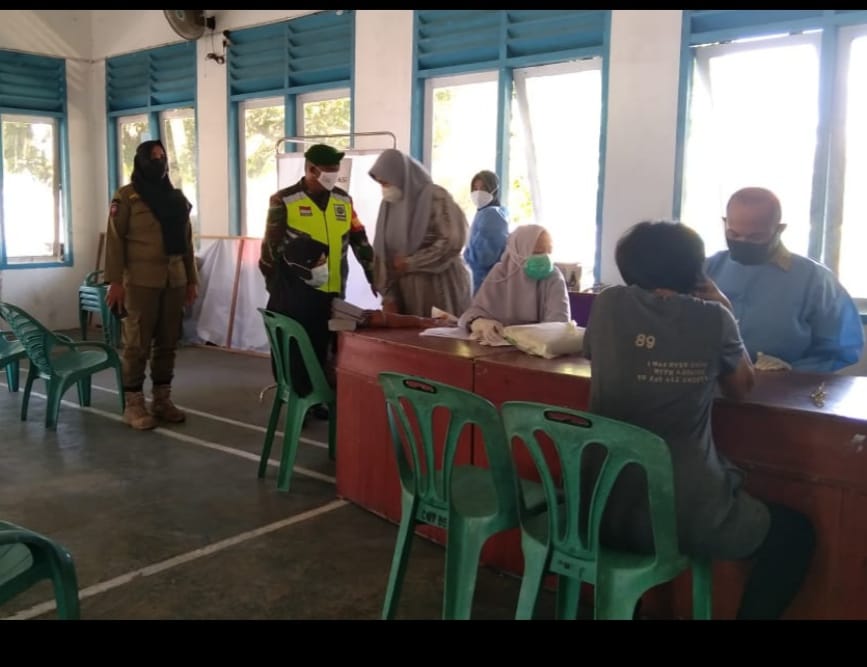 Lagi, Babinsa Koramil 03/Sedanau Lakukan Pengamanan Proses Vaksinasi