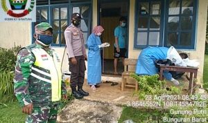 Babinsa Koramil 03/Sedanau Gencar Periksa Kesehatan Warga Yang Datang Dari Luar Daerah