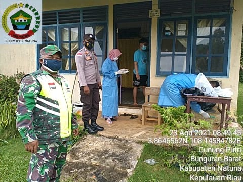 Babinsa Koramil 03/Sedanau Gencar Periksa Kesehatan Warga Yang Datang Dari Luar Daerah