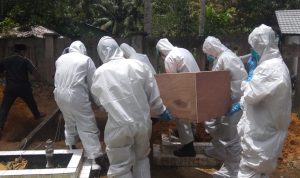 Lagi, Babinsa Koramil 06/Serasan Bantu Proses Pemakaman Fasien Covid-19 Yang Meninggal