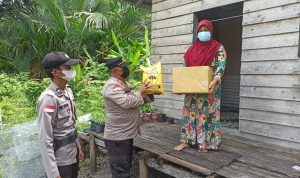 Salut! Polsek Bunguran Barat Bagikan Nasi Bungkus Dan Sembako Kepada Warga Salut! Polsek Bunguran Barat Bagikan Nasi Bungkus Dan Sembako Kepada Warga