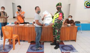 Lagi, Babinsa Koramil 05/Midai Turut Awasi Penyaluran Sembako Bagi Warga Lagi, Babinsa Koramil 05/Midai Turut Awasi Penyaluran Sembako Bagi Warga