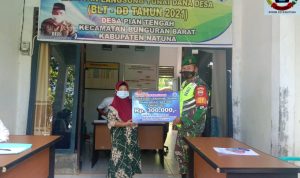 Agar Tepat Sasaran, Babinsa Koramil 03/Sedanau Kembali Turut Awasi Penyaluran BLT DD Agar Tepat Sasaran, Babinsa Koramil 03/Sedanau Kembali Turut Awasi Penyaluran BLT DD