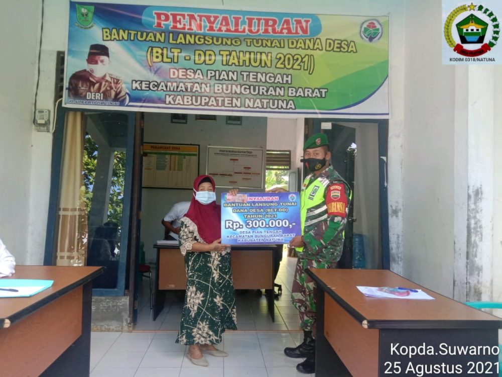 Agar Tepat Sasaran, Babinsa Koramil 03/Sedanau Kembali Turut Awasi Penyaluran BLT DD Agar Tepat Sasaran, Babinsa Koramil 03/Sedanau Kembali Turut Awasi Penyaluran BLT DD