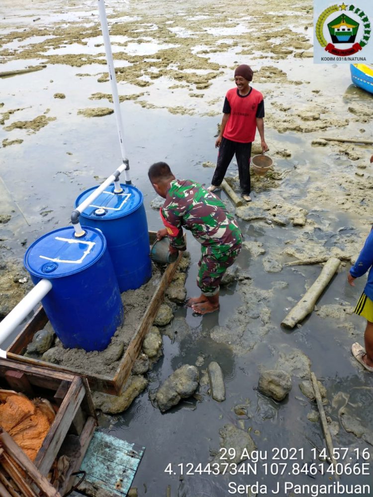 Babinsa Serda Jamson Monitoring Proses Pembuatan Jamban Desa Seluan Barat