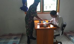 Babinsa Sertu Hendry Pantau Sejumlah Tempat Isolasi Terpadu, Pastikan Ketersediaan Obat