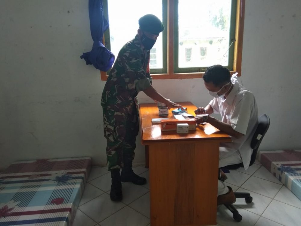 Babinsa Sertu Hendry Pantau Sejumlah Tempat Isolasi Terpadu, Pastikan Ketersediaan Obat