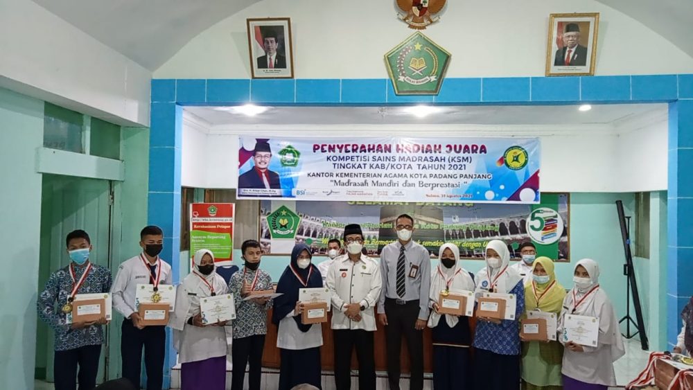 Kemenag Serahkan Hadiah Juara KSM Tingkat Kota Padang Panjang Tahun 2021