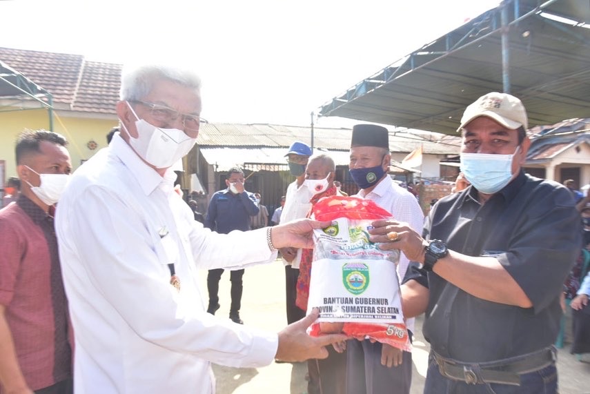 Warga Tanah Mas Banyuasin Terdampak PPKM Sumringah Dapat Bantuan Beras Gubernur 