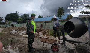 Babinsa Koramil 03/Sedanau Turut Kerja bakti Dalam Pembangunan Jalan Semenisasi Babinsa Koramil 03/Sedanau Turut Kerja bakti Dalam Pembangunan Jalan Semenisasi