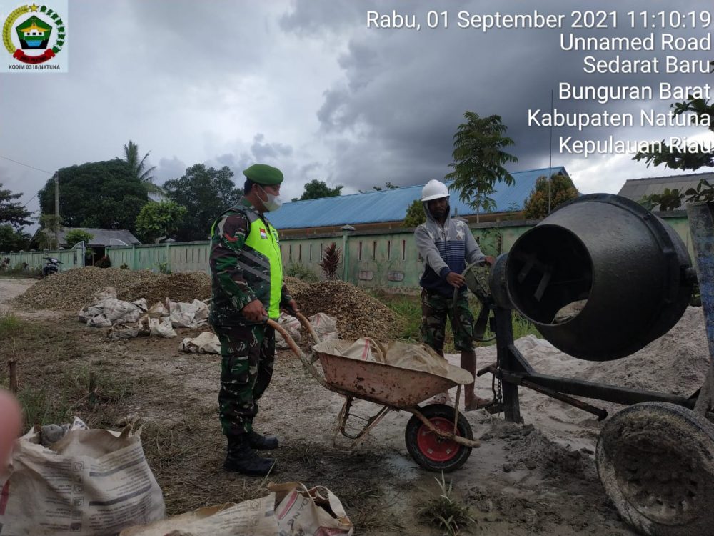 Babinsa Koramil 03/Sedanau Turut Kerja bakti Dalam Pembangunan Jalan Semenisasi