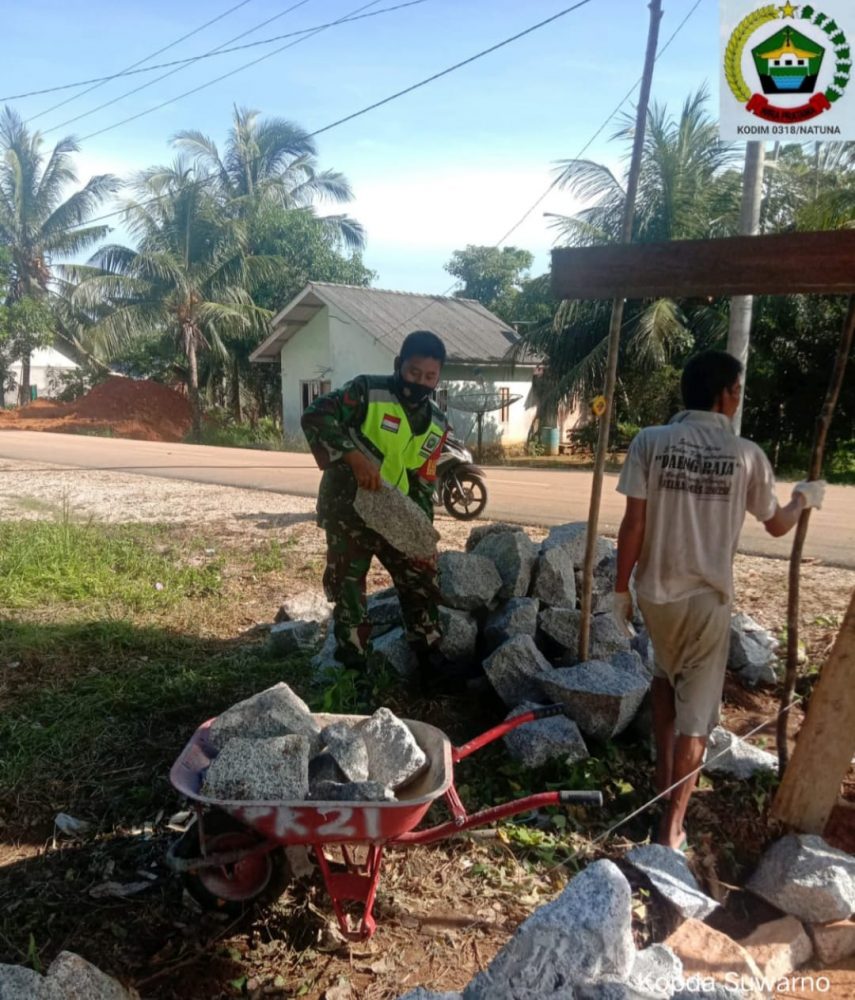 Bukti Kedekatan Bersama Warga, Babinsa Ini Rela Angkat Batu Pasang Drainase Bukti Kedekatan Bersama Warga, Babinsa Ini Rela Angkat Batu Pasang Drainase