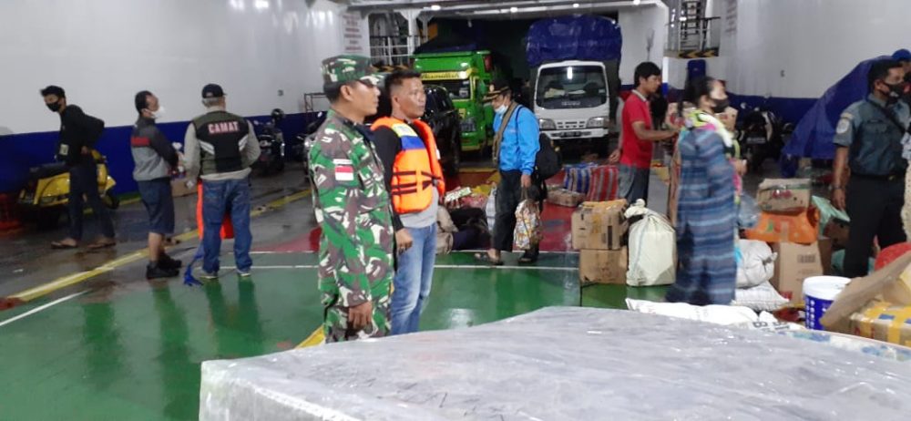 Gelombang Tinggi, Danramil 05/Midai Pantau Aktivitas Turun Naik Penumpang Kapal