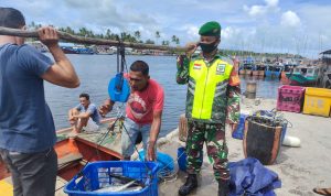Cuaca Buruk, Babinsa Sertu Risdianto Ingatkan Warga Waspada Saat Melaut