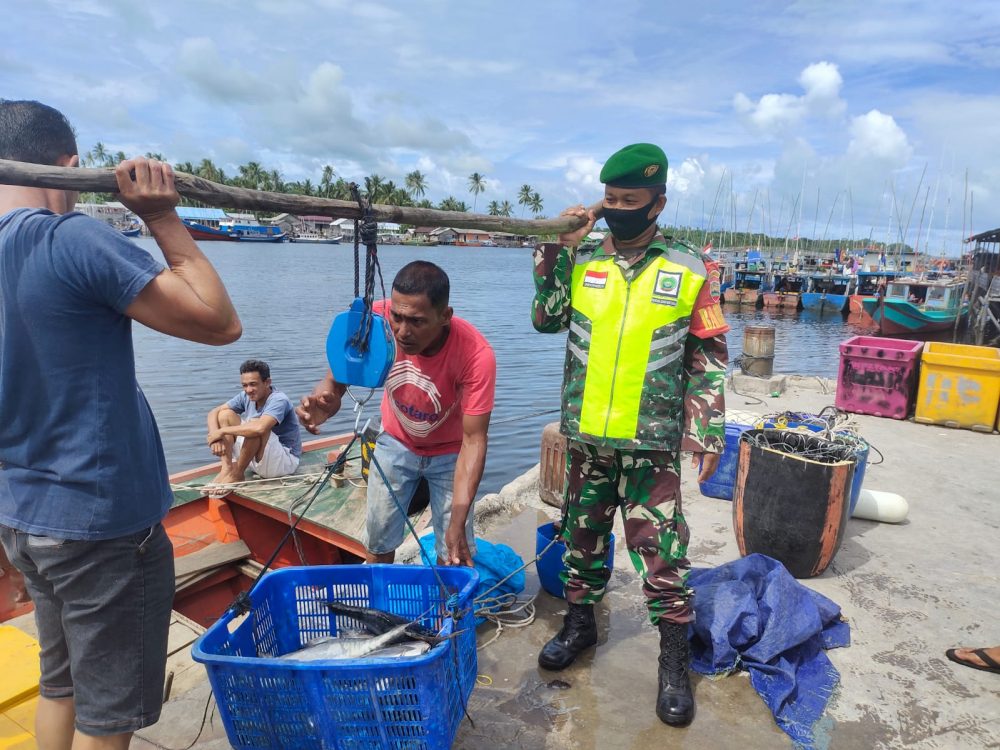 Cuaca Buruk, Babinsa Sertu Risdianto Ingatkan Warga Waspada Saat Melaut Cuaca Buruk, Babinsa Sertu Risdianto Ingatkan Warga Waspada Saat Melaut