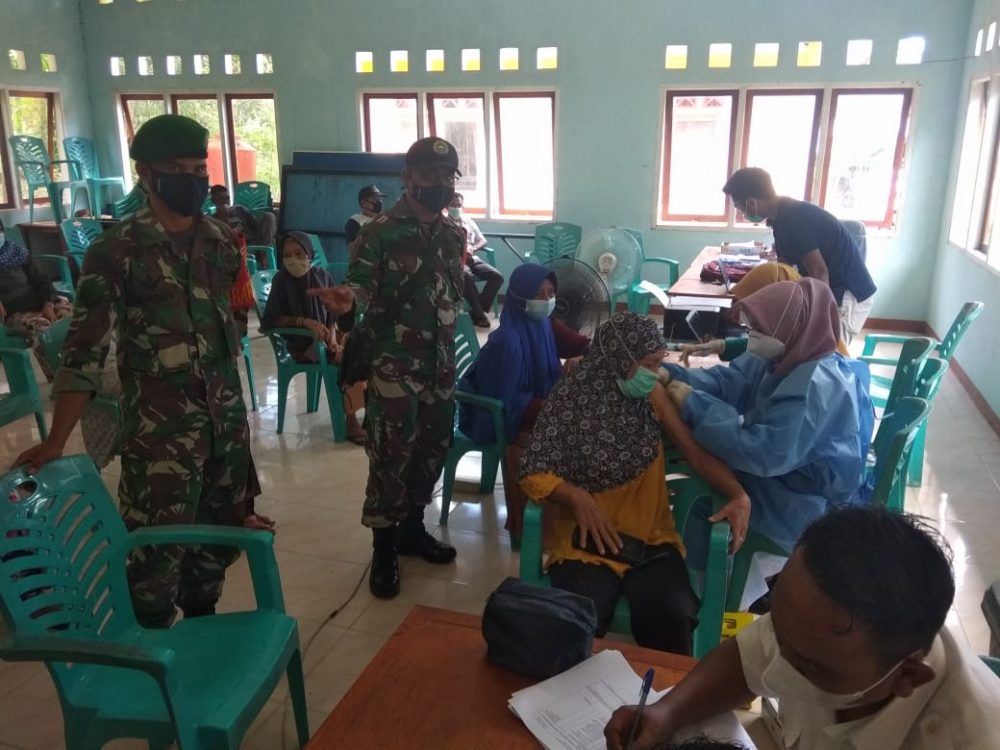 Turun Ke Desa, Babinsa Koramil 06/Serasan Kembali Lakukan Pengamanan Vaksinasi Turun Ke Desa, Babinsa Koramil 06/Serasan Kembali Lakukan Pengamanan Vaksinasi