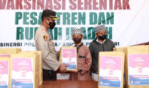 Vaksinasi Serentak di Pondok Pesantren, Polres Natuna dan Bagikan Sembako