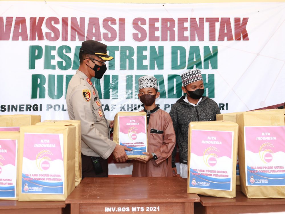 Vaksinasi Serentak di Pondok Pesantren, Polres Natuna dan Bagikan Sembako