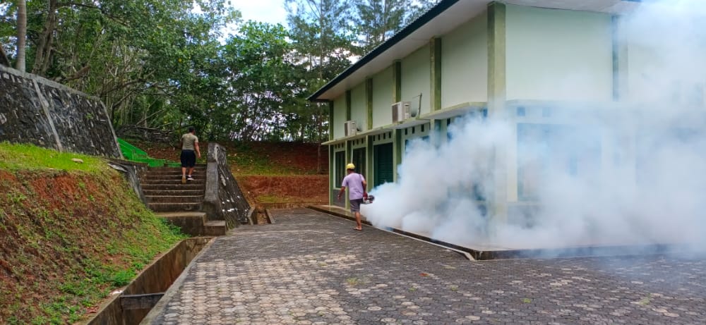 Kodim 0318/Natuna bersama UPTD Puskesmas Ranai Cegah DBD di Masa Pandemi dengan cara Fogging Kodim 0318/Natuna bersama UPTD Puskesmas Ranai Cegah DBD di Masa Pandemi dengan cara Fogging