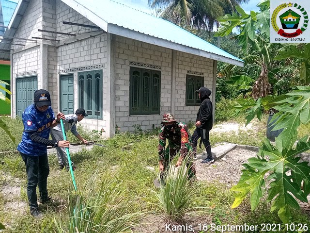 Babinsa Koramil 03/Sedanau Goro Bersama Warga Binaan Desa Sabang Mawang