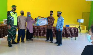 Pastikan Penerima Tepat Sasaran, Babinsa Koramil 03/Sedanau Kawal Penyaluran BLT