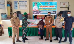 Hadiri Kegiatan Penyaluran BLT DD, Babinsa Sertu Hendry Himbau Masyarakat Patuhi Prokes