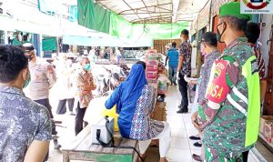 Koramil 05/Midai Dampingi Tim Vaksinator Lakukan Vaksinasi Door To Door rumah Warga