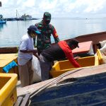 Komsos Bersama Pedagang Antar Pulau, Babinsa Koramil 03/Sedanau Himbau Waspada Cuaca Ekstrim