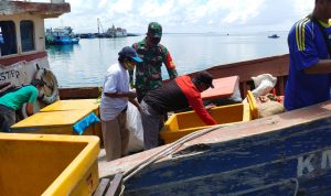Komsos Bersama Pedagang Antar Pulau, Babinsa Koramil 03/Sedanau Himbau Waspada Cuaca Ekstrim Komsos Bersama Pedagang Antar Pulau, Babinsa Koramil 03/Sedanau Himbau Waspada Cuaca Ekstrim