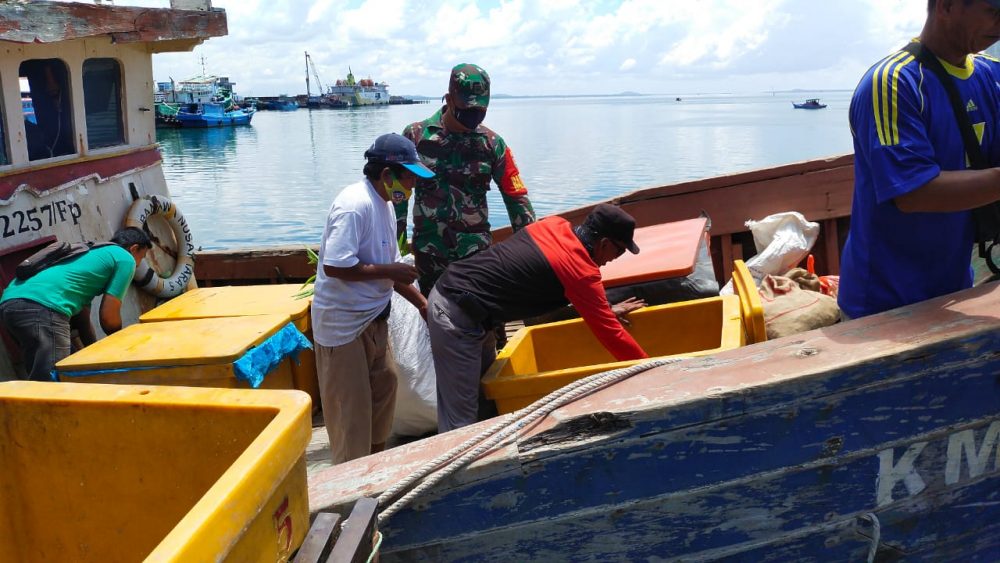 Komsos Bersama Pedagang Antar Pulau, Babinsa Koramil 03/Sedanau Himbau Waspada Cuaca Ekstrim