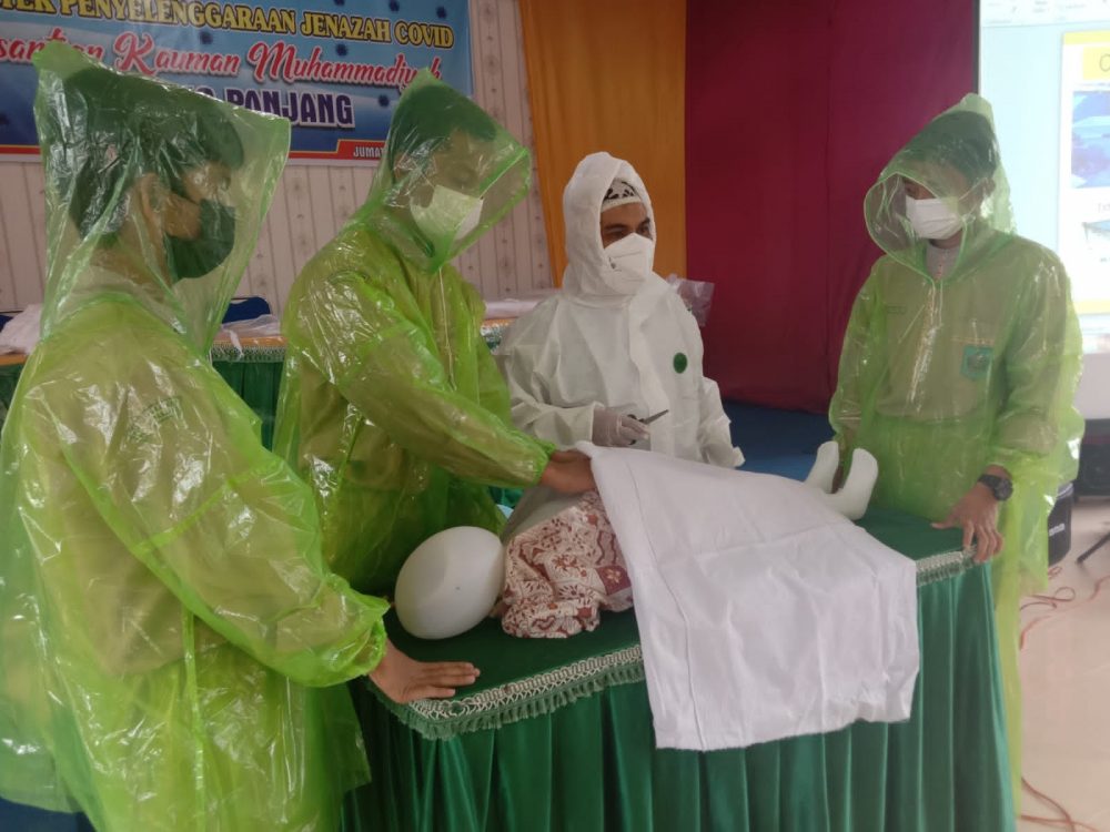 Pesantren Kauman Muhammadiyah Padang Panjang Gelar Praktek Penyelenggaraan Jenazah Covid-19