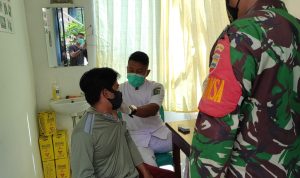 Tanpa Lelah, Babinsa Koramil 03/Sedanau Terus Kawal Proses Vaksinasi Tanpa Lelah, Babinsa Koramil 03/Sedanau Terus Kawal Proses Vaksinasi